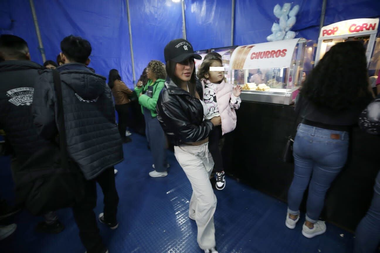 Samahara Lobatón cargando a su hija en las instalaciones del Gran Circo Estelar. (Foto: GEC/César bueno).