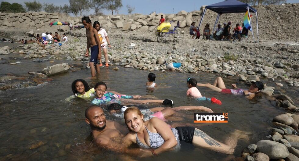 Varias familias optaron por refrescarse del calor en el rio Lurín. (Foto Julio Reaño / Trome)