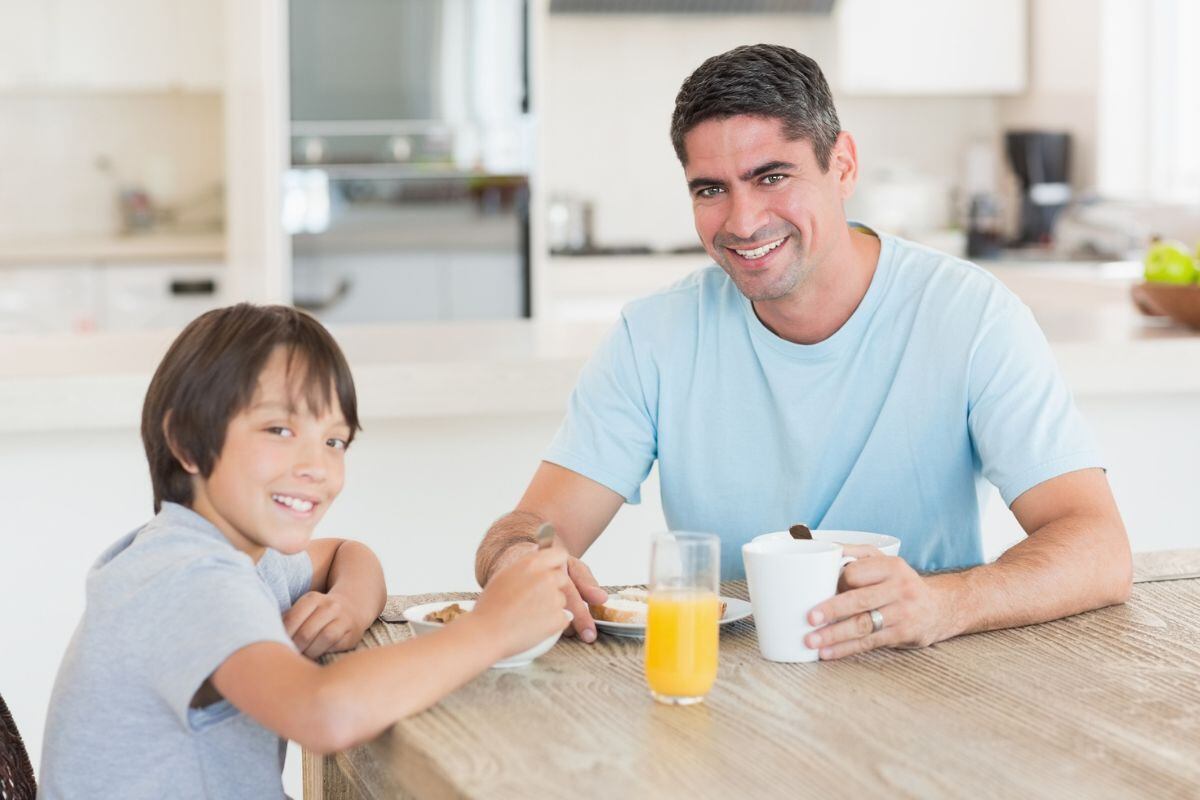 Habla con tu hijo, pregúntale cómo le fue hoy, quiénes sus amigos, si hizo nuevos amigos. Foto: iStock.