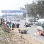 ‘Chosicanos de la muerte’: Dos cústeres chocan motocarga de esposos, matan a mujer y choferes fugan