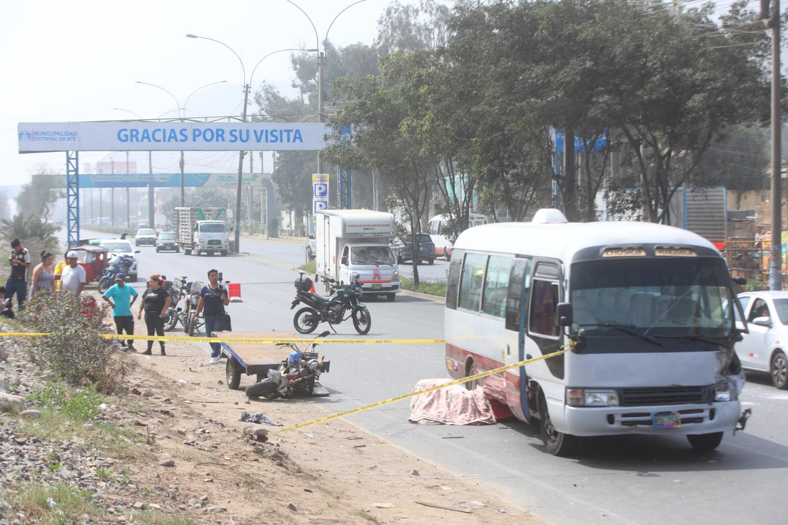 Accidente se registró a las 8:58 de la mañana en la Carretera Central, distrito de Ate. Los choferes de ambos 'Chosicanos' se dieron a la fuga. Foto: Violeta Ayasta / Diario Trome