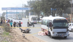 ‘Chosicanos de la muerte’: Dos cústeres chocan motocarga de esposos, matan a mujer y choferes fugan