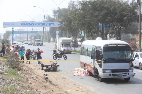 ‘Chosicanos de la muerte’: Dos cústeres chocan motocarga de esposos, matan a mujer y choferes fugan