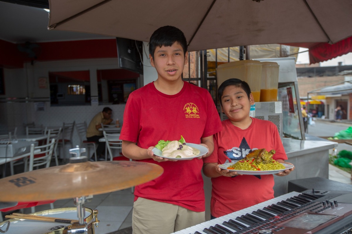Pequeños artistas tocan en el restaurante de su madre. Foto: Andrés Paredes