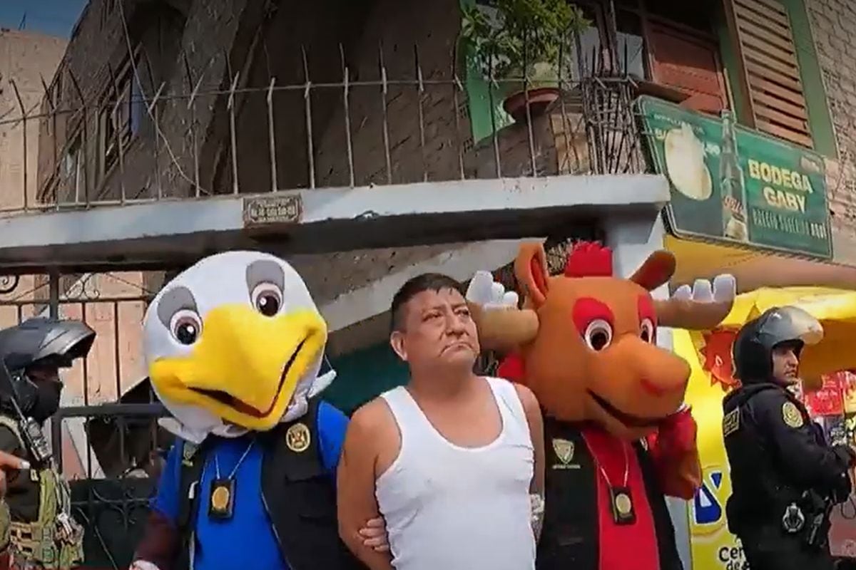 Agentes disfrazados de mascotas del Mundial 2026 detienen a vendedor de drogas en San Juan de Lurigancho. Foto: Captura de video/América TV
