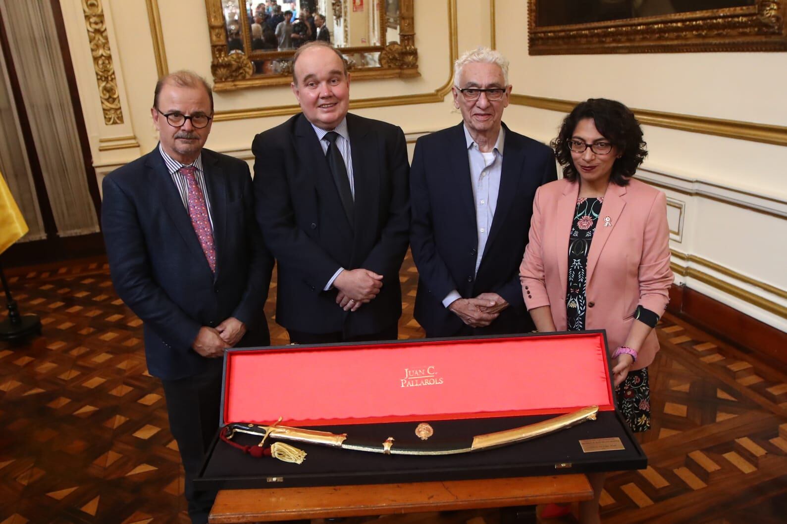El alcalde Rafael López Aliaga recibió la donación del calco del sable corvo del Libertador José de San Martín, por parte del orfebre argentino Juan Carlos Pallarols. Foto: jorge.cerdan/@photo.gec