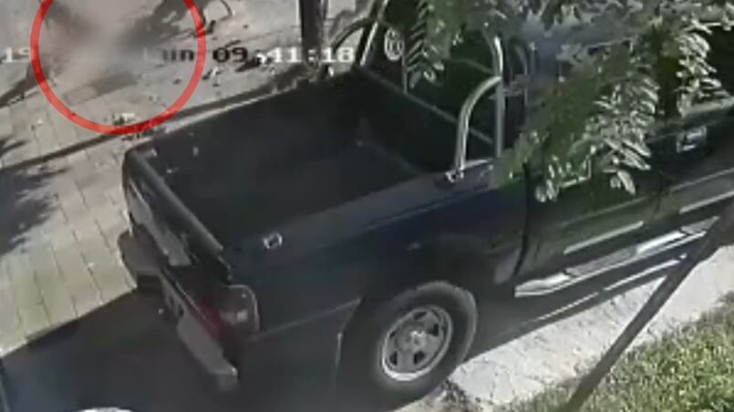 La víctima, Claudio José Gómez, caminaba por las calles de Wilde, en Buenos Aires y los perros lo tomaron por sorpresa. (Foto: Captura de video)