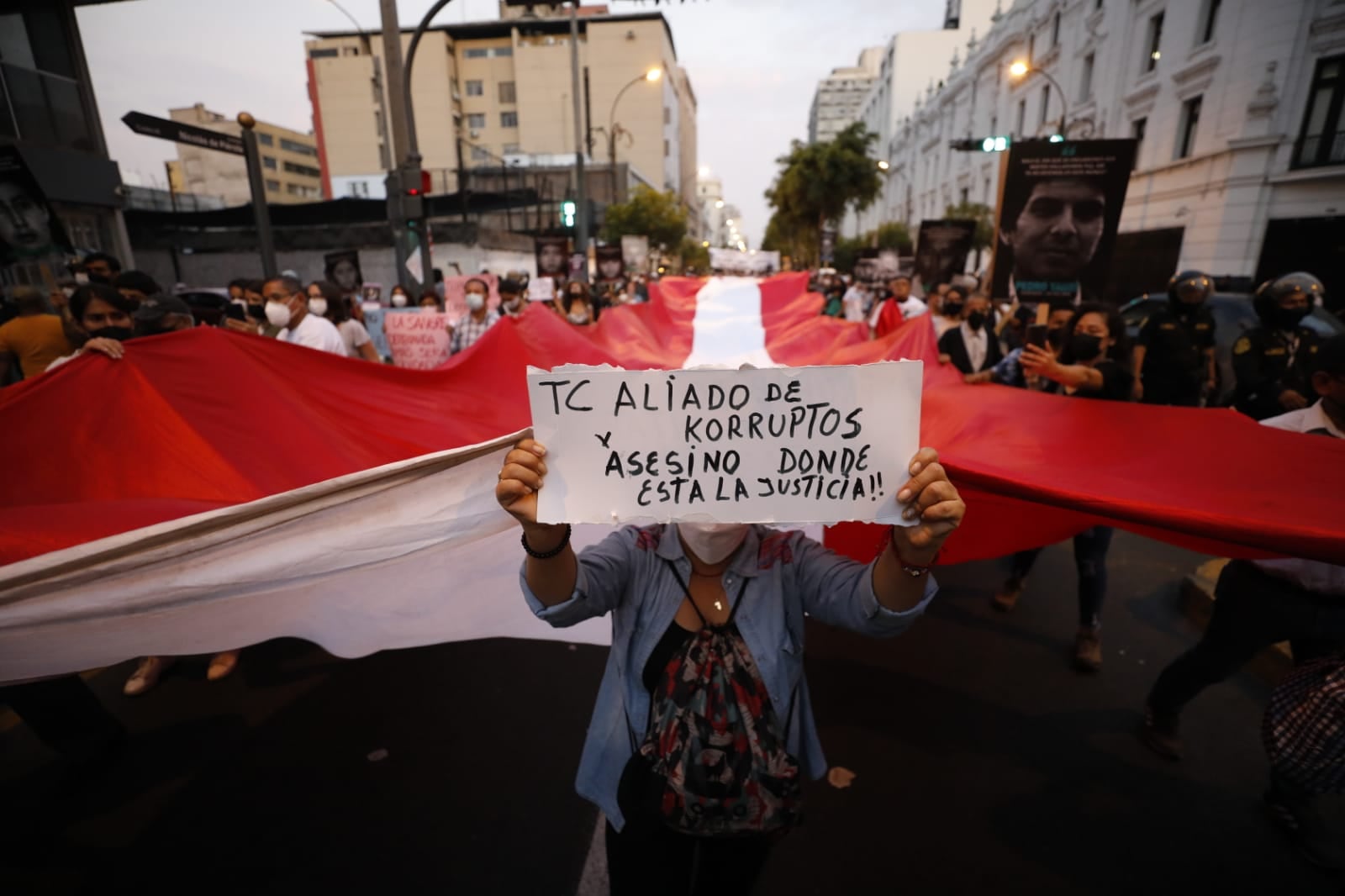 Marcha contra fallo del TC que favorece a Alberto Fujimori se desarrolla en Centro de Lima. Fotos: Cesar Bueno/@photo.gec