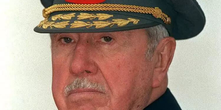 En 2005, Augusto Pinochet es procesado por fraude y corrupción.
