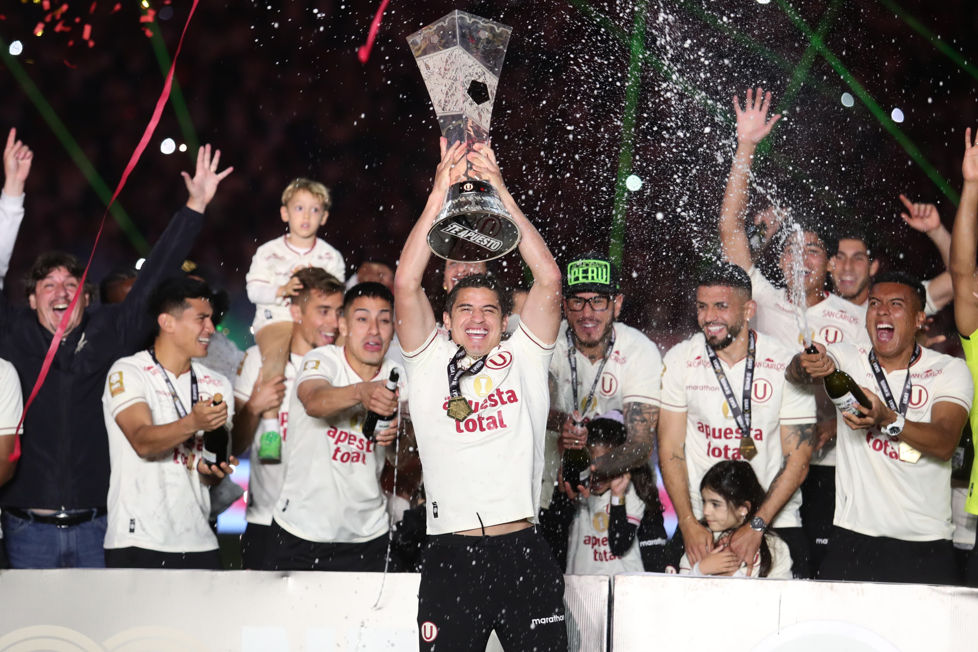 Aldo Corzo levanta la Copa y Universitario celebra la conquista del Bicampeonato. (@gec)