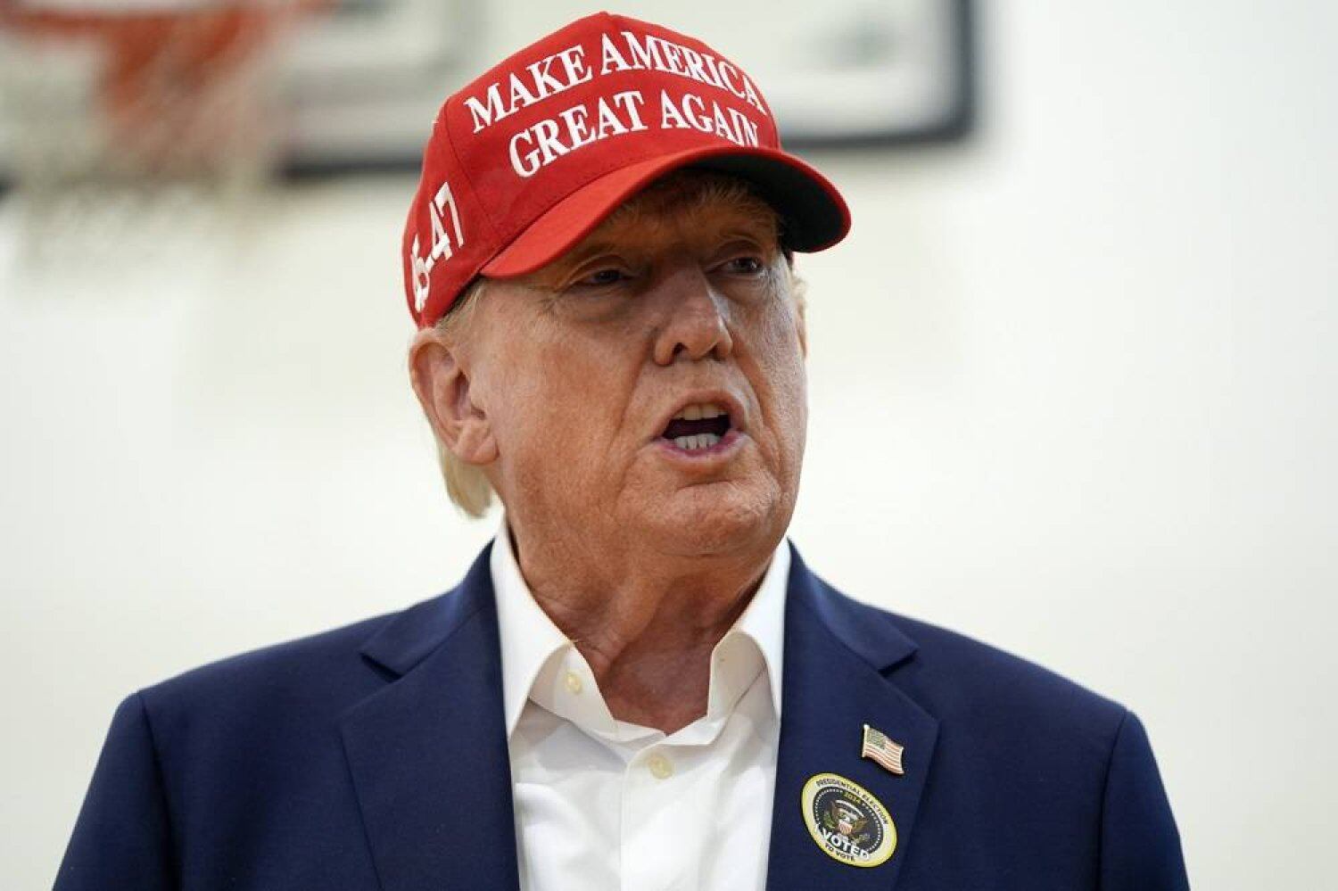 El candidato presidencial republicano, el expresidente Donald Trump, habla después de votar el día de las elecciones en el Centro Recreativo Morton y Barbara Mandel, el martes 5 de noviembre de 2024, en Palm Beach, Florida. (Foto AP/Evan Vucci)