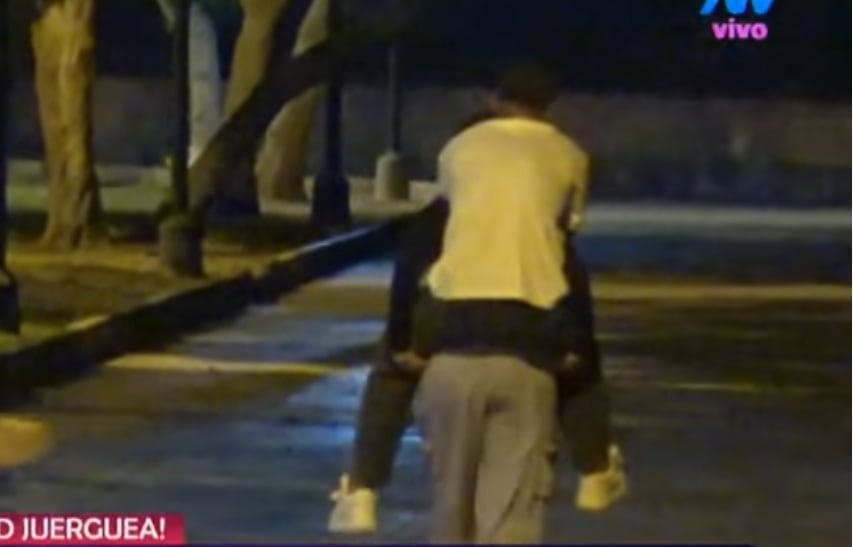 Valentina Munera le hace caballito a Pedro Aquino. (Magaly TV, La Firme)
