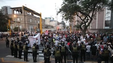 Colectiveros informales generan gran tráfico por protesta en la avenida Arequipa | VIDEO