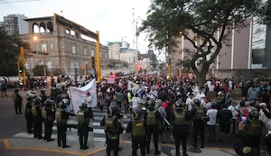 Colectiveros informales generan gran tráfico por protesta en la avenida Arequipa | VIDEO