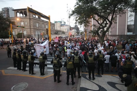 Colectiveros informales generan gran tráfico por protesta en la avenida Arequipa | VIDEO