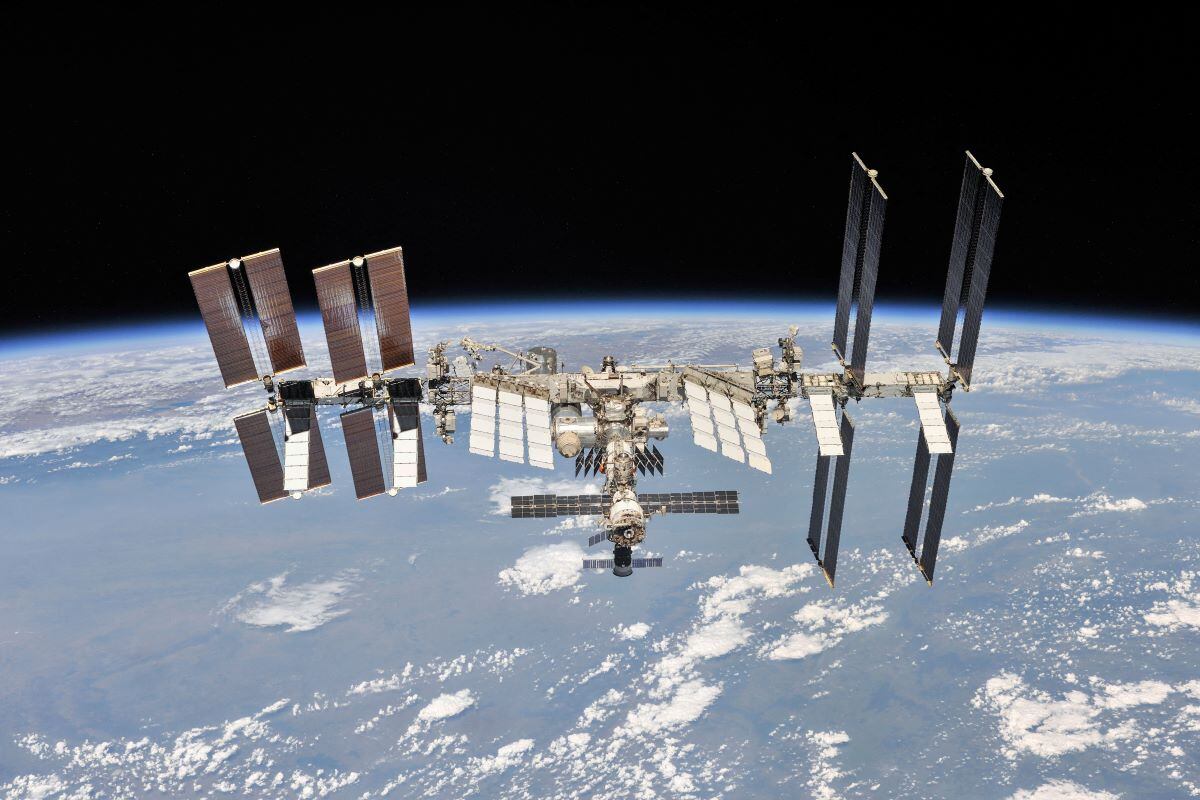 En esta imagen proporcionada por NASA/Roscosmos, la Estación Espacial Internacional fotografiada por miembros de la tripulación de la Expedición 56 de una nave espacial Soyuz después de desacoplarse, el 4 de octubre de 2018. (AFP).