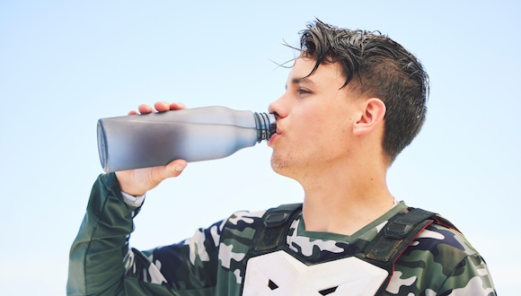 No es igual beber agua que té o manzanilla, recuérdalo. Foto: Istock.