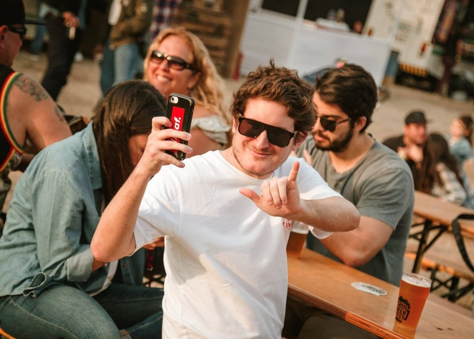 El visitante podrá descubrir la cultura local con los bailes típicos de la zona, así cómo divertirse participando en los juegos de destreza forestal o escuchando un espectáculo de stand-up comedy.