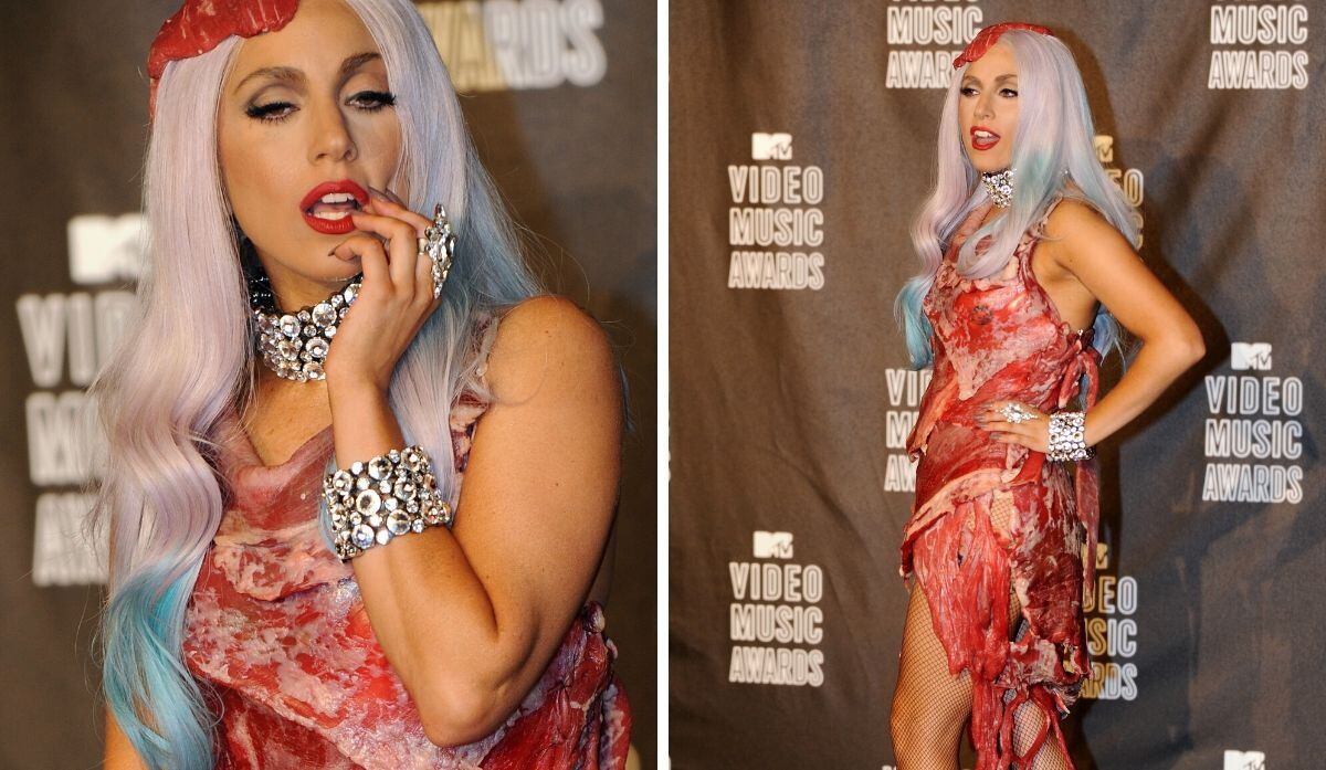 Lady Gaga posando con su vestido de carne (Foto: AFP)