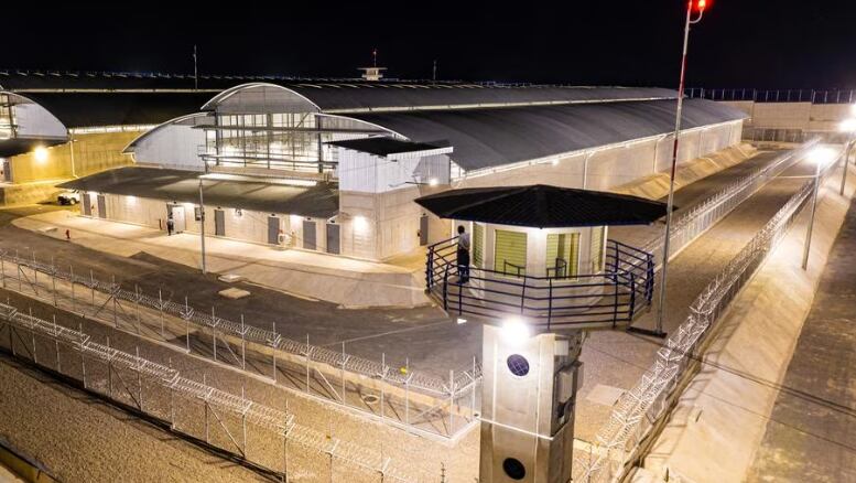 Para los analistas, se ha convertido en un símbolo de su 'guerra contra las pandillas' y de la política de seguridad