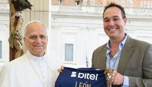 El Papa León XIV posó con la camiseta de Alianza Lima durante visita de George Forsyth al Vaticano