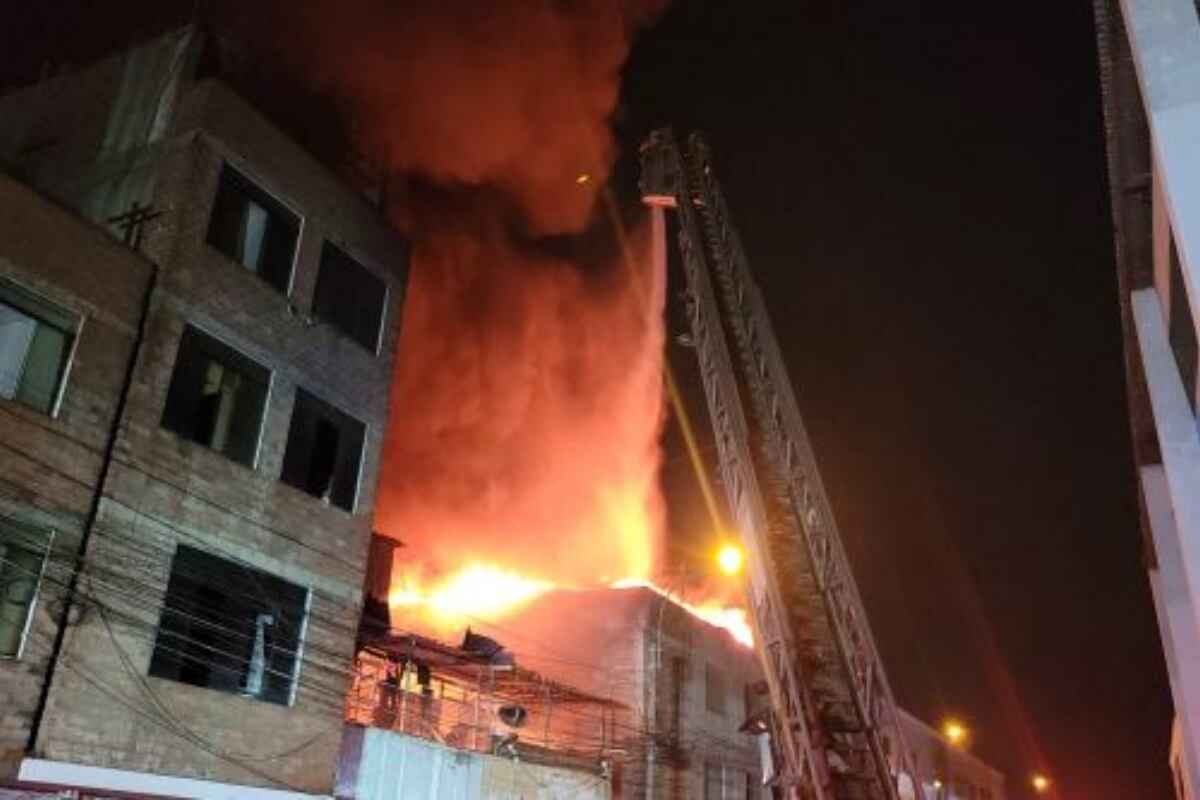 Bomberos trabajan con más de 40 unidades, pero el fuego aún no ha sido controlado. (Foto: Andina)