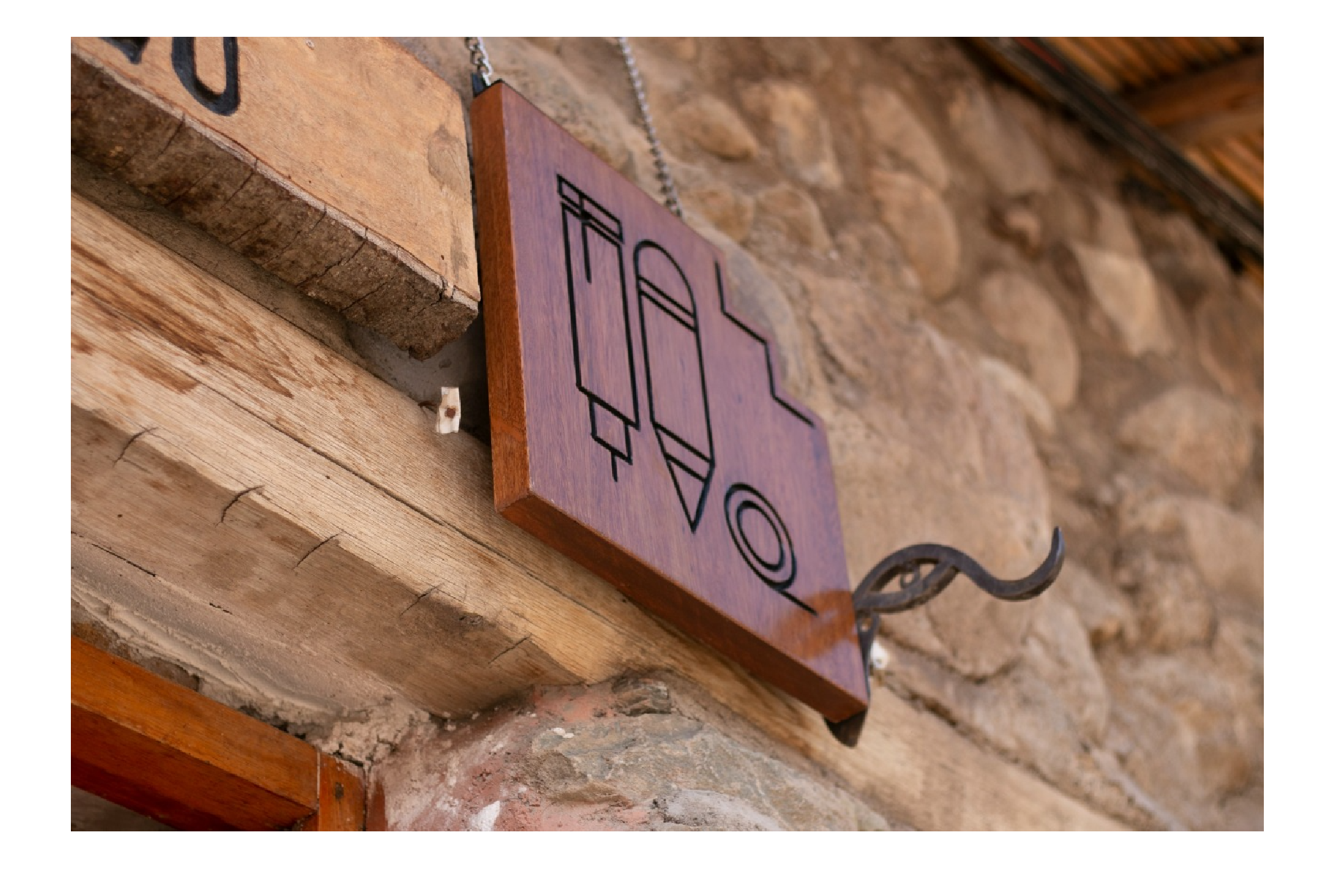 Nueva señalética en pueblo cusqueño de Ollantaytambo.