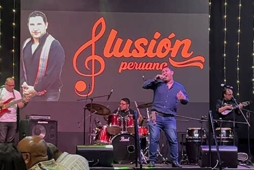 Willy Asencios y su grupo Ilusión peruana. Foto: Facebook.