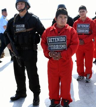 Jheison Ramos Andrade (adelante) y Romeo Campos Mansilla (atrás) completan el grupo de hijos de terroristas capturados en este operativo. (Foto: Mininter)