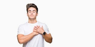 Las palpitaciones suelen ser benignas y no siempre están asociadas a un infarto, pero si se presentan junto con otros malestares, es recomendable buscar evaluación médica. Foto: Istock