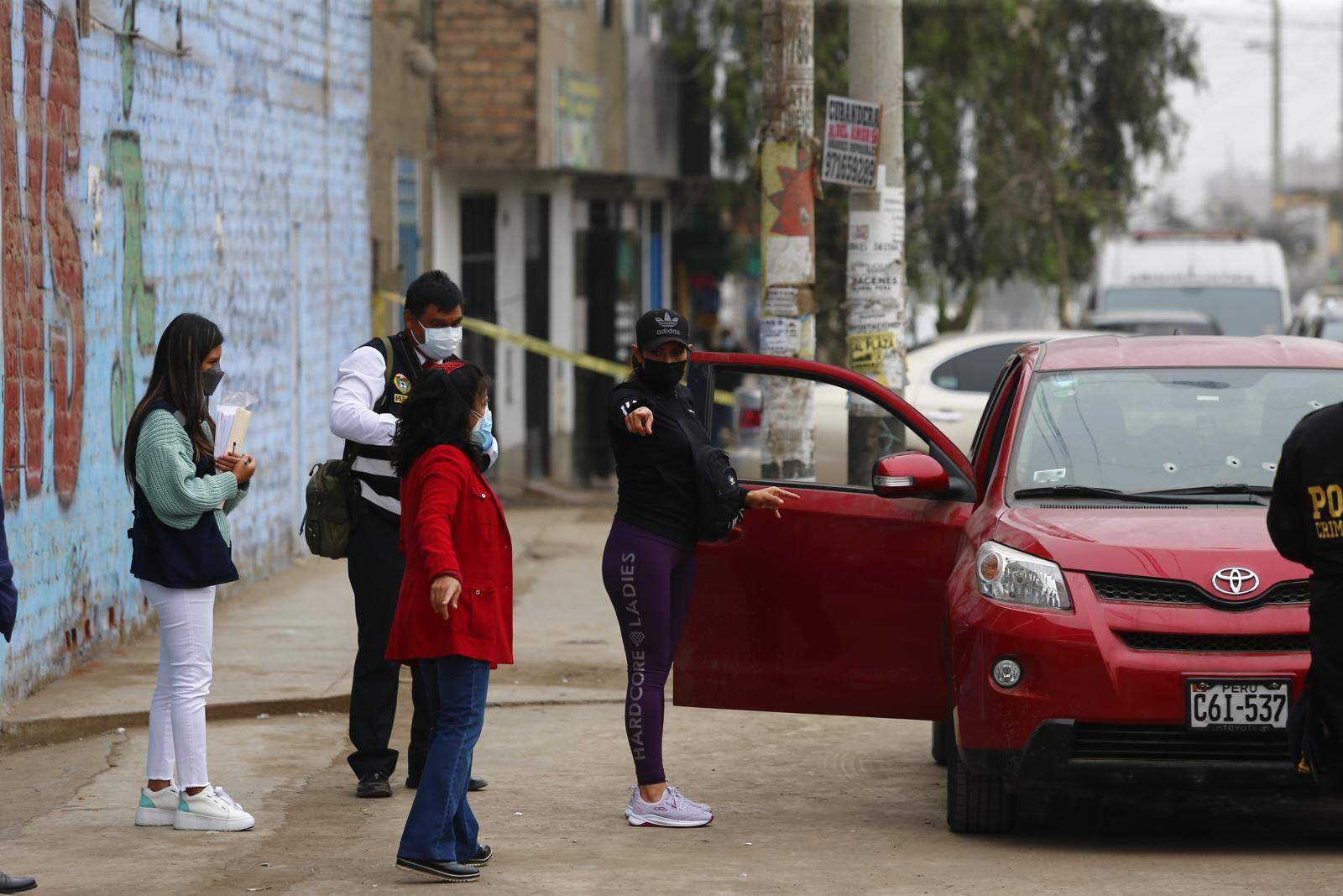 Suboficial PNP Sonia Carrasco participó en la reconstrucción. Aquí, señalando donde estaba uno de los participantes del hecho.| Foto: Hugo Curotto.