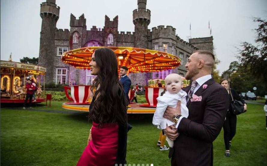 La familia McGregor realizó hace dos años una enorme fiesta para celebrar el bautizo de uno de sus hijos (Facebook)