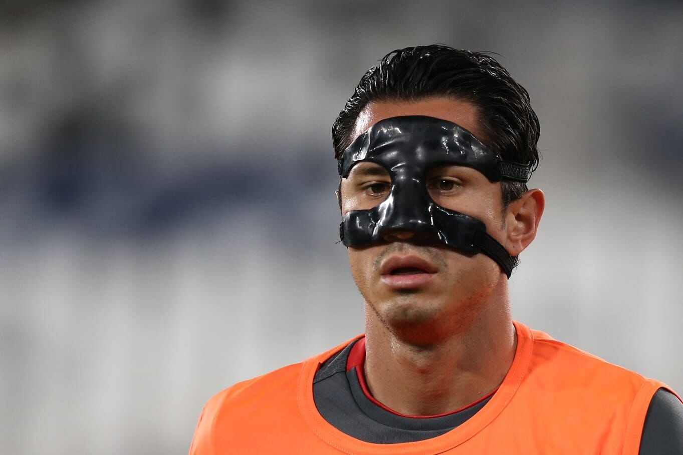 Gianluca Lapadula y el protector facial que estrenó en la Copa América 2021 y que también empleó en el Perú vs. Brasil.