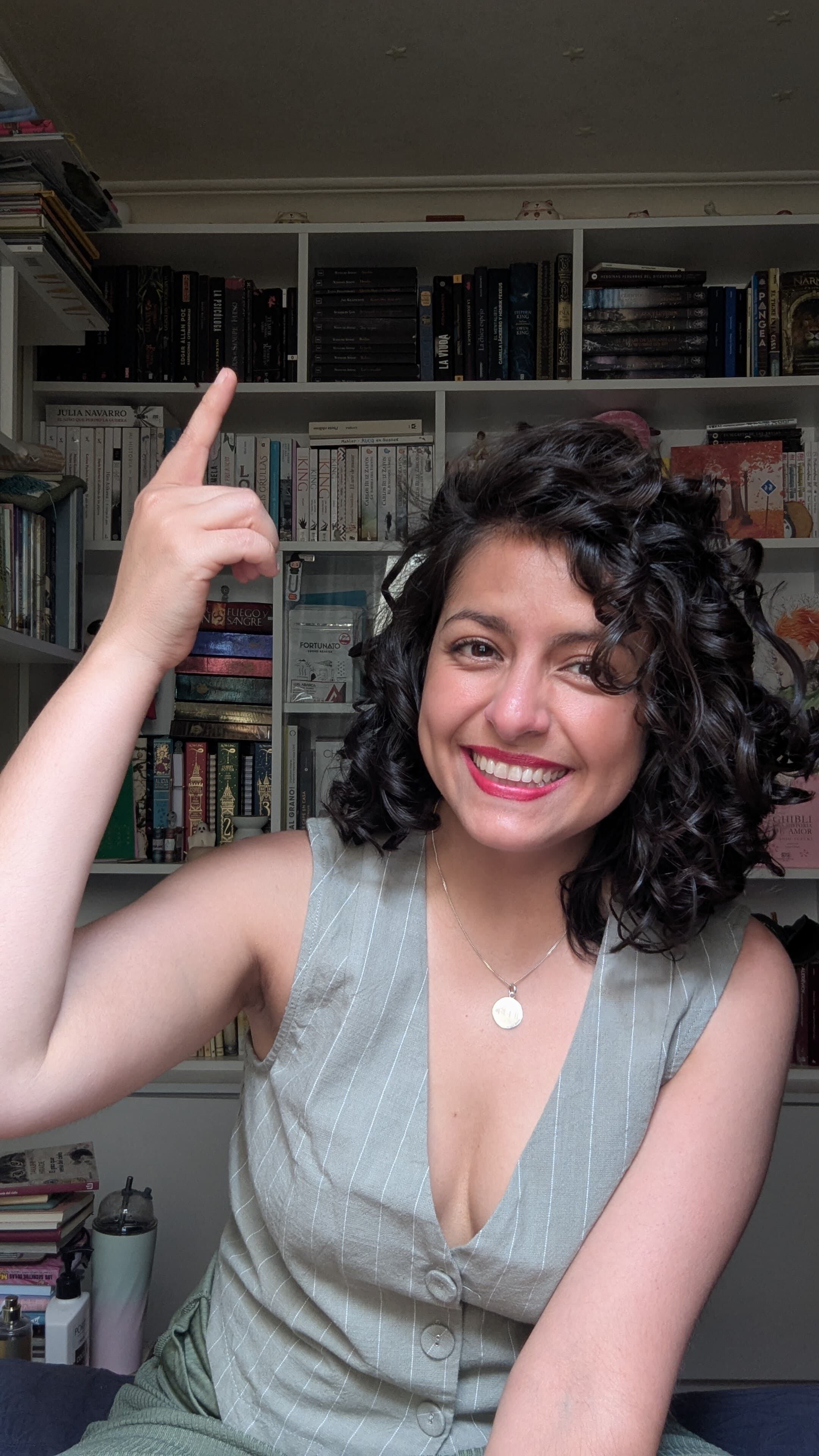 Vania Uribe, de 'Libroadictospe', nos muestra su biblioteca personal, donde graba sus videos para sus cuentas de las redes sociales.