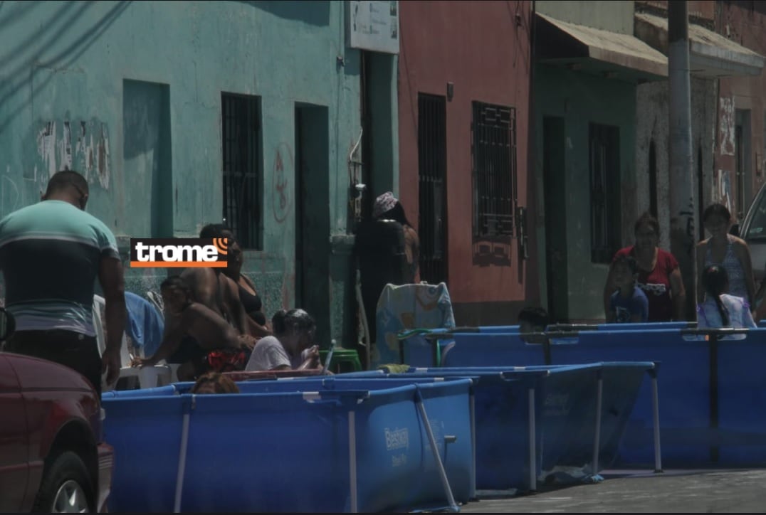 Se divirtieron en las calles refrescándose del calor en piscinas portátiles o inflables. (Foto: Alan Ramírez / Trome)