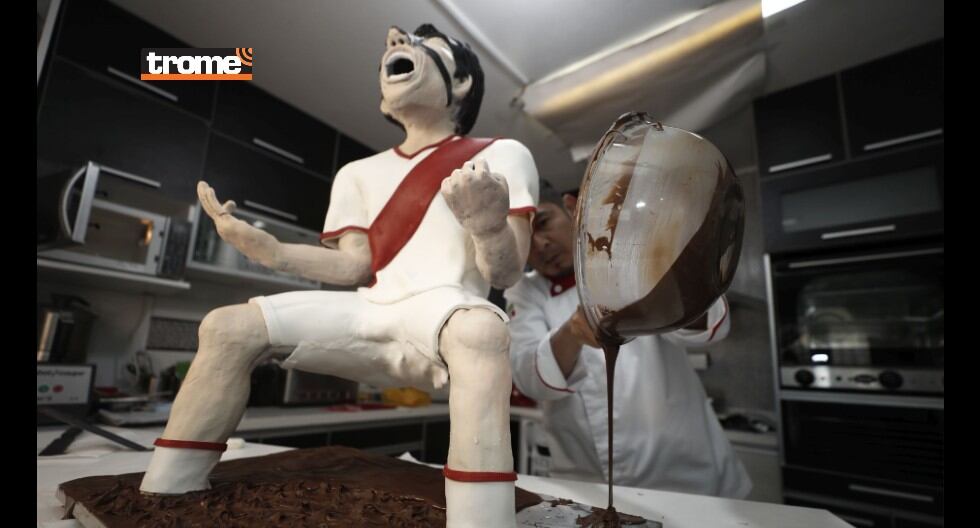 Chef Juan Carlos y su equipo elaboran escultura de chocolate de Gianluca Lapadula con uniforme de la selección y gritando goooool. (Trome / César Campos)