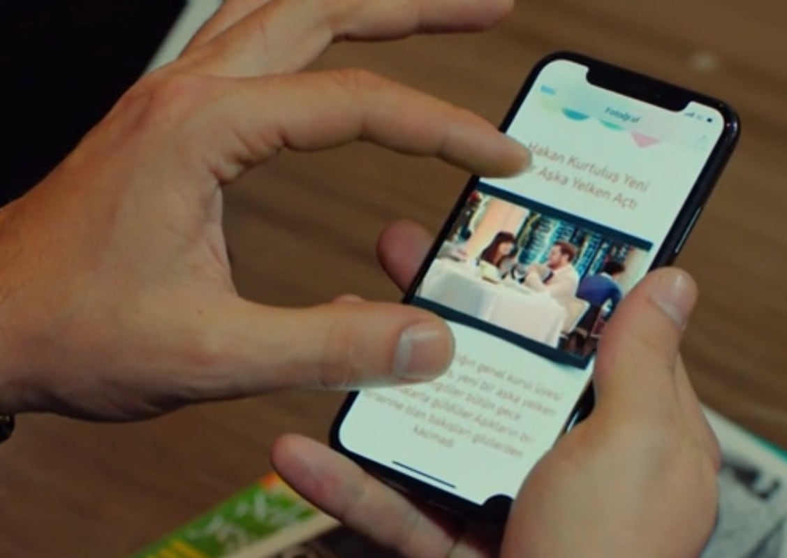 Alihan ve las fotos de Zeynep (Foto: Med Yapim)