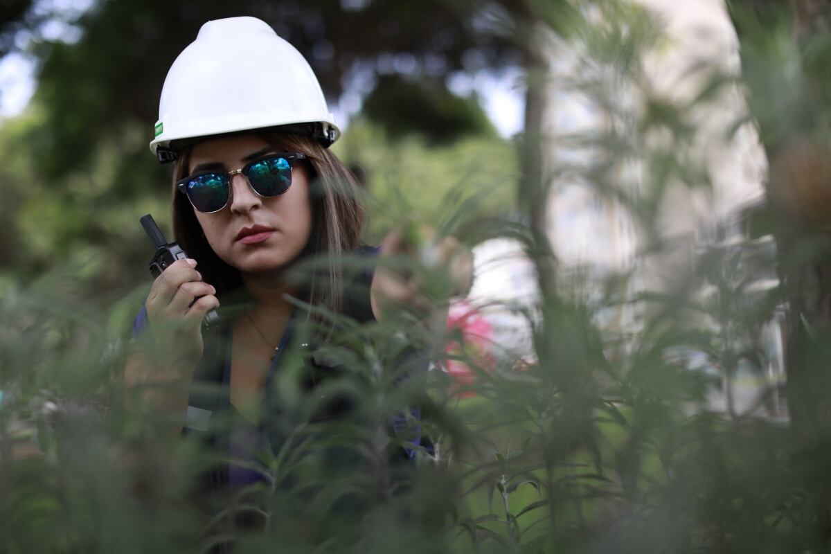 En pleno seguimiento disfrazada de ingeniera civil. Foto: Julio Reaño.