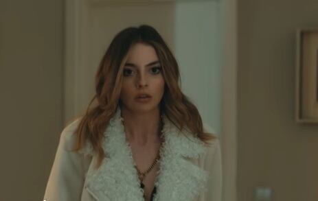 Derin encuentra en una situación comprometedora a Volkan y Asya (Foto: Medyapim)