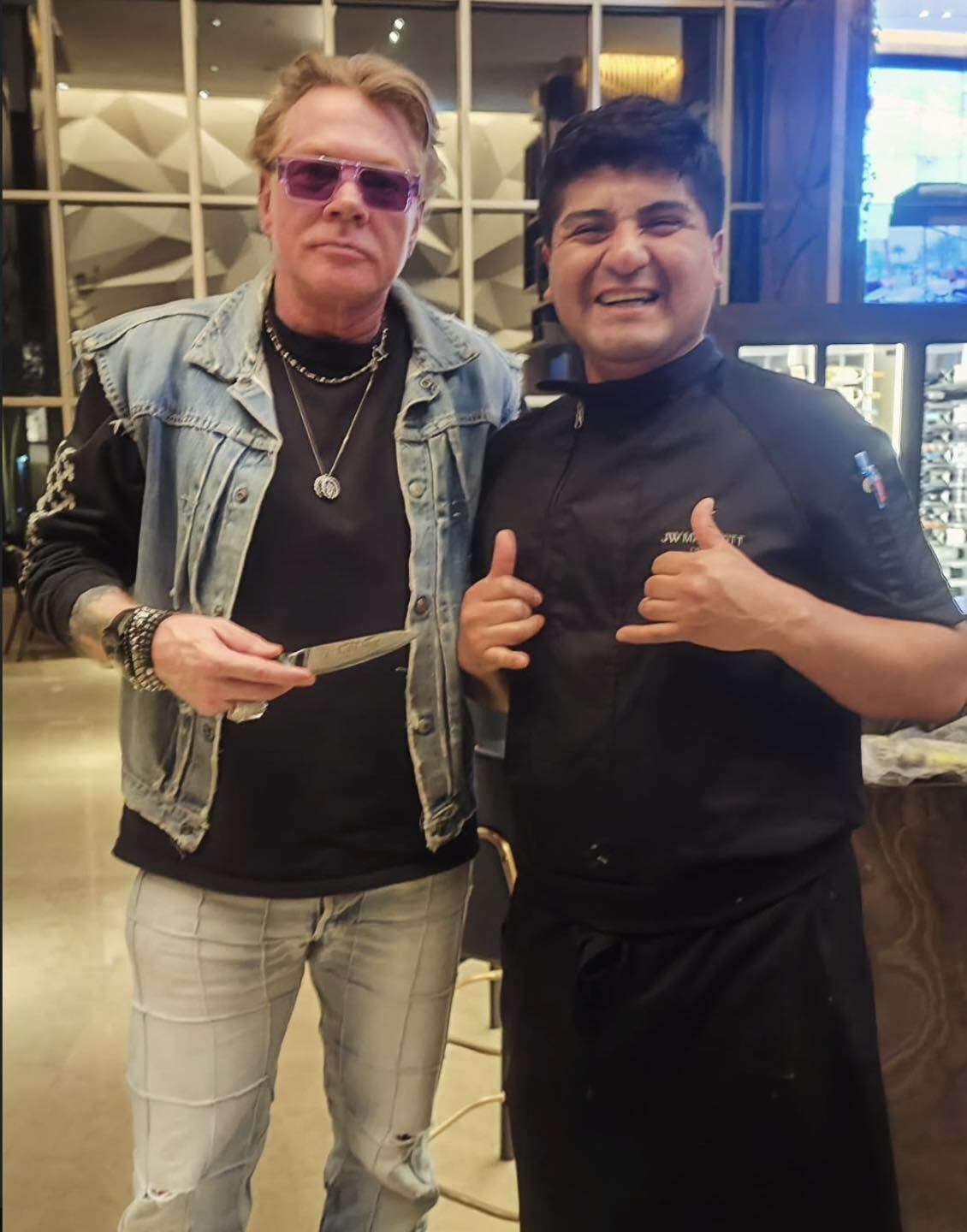Chef se toma fotografía con Axl Rose y termina despedido.