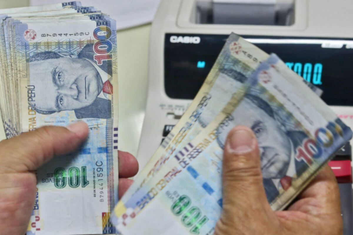 Persona contando billetes de 100 soles (Foto: Andina)