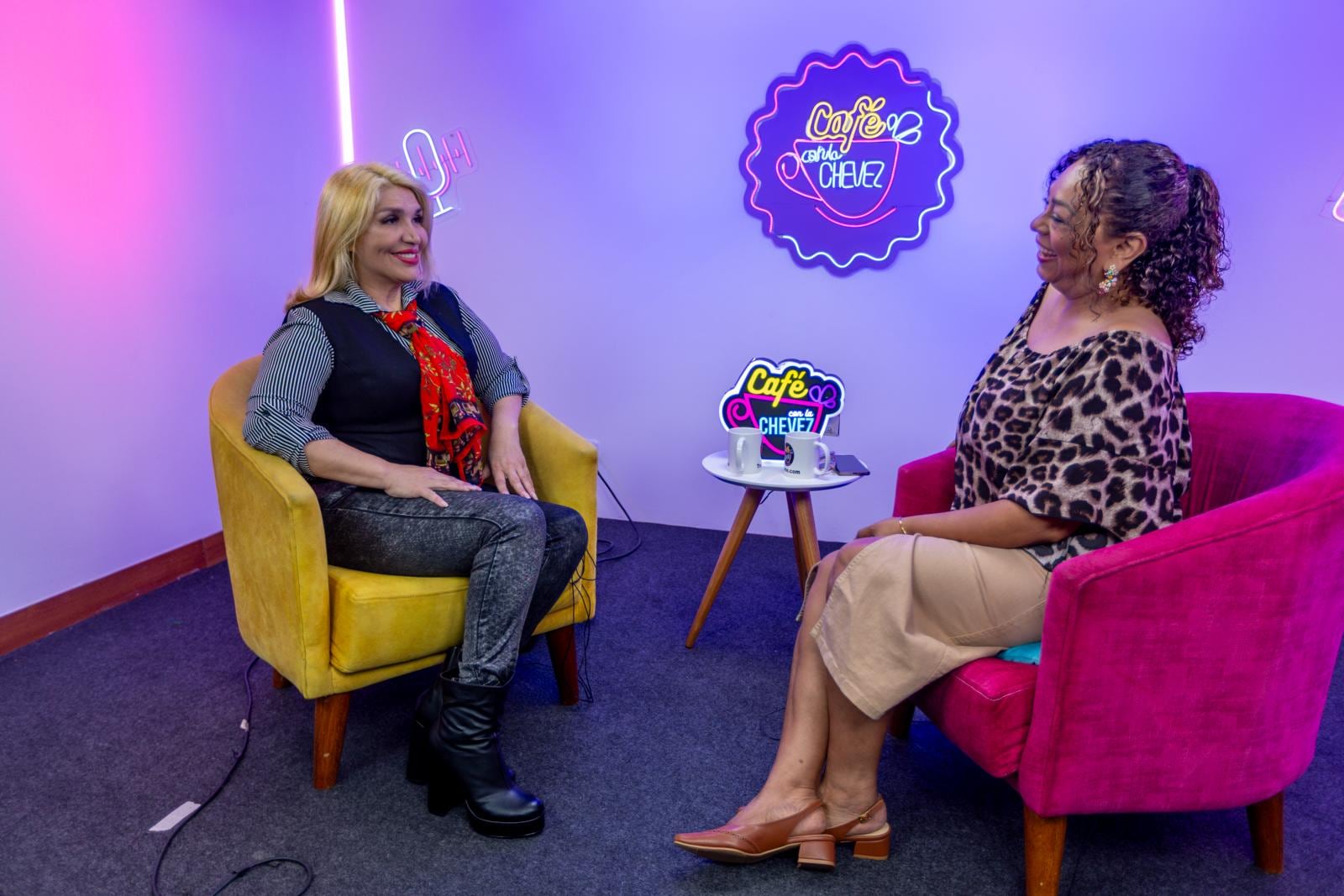 Lucy Cabrera en el Café con la Chevez. Foto: @Photo.Gec