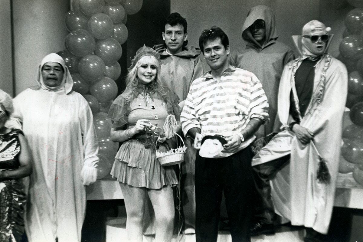 Susy Diaz, siempre fue un personaje muy polémico, tanto en lo artístico, como en lo político. Ella inició sus actividades laborales en 1984 como secretaria en Panamericana Televisión, y es a partir del año 1986 que incursiona en el mundo del espectáculo, como bailarina extra en el conocido programa cómico Risas y Salsa; luego de esa experiencia, estudió arte dramático en el Club de Teatro de Lima.