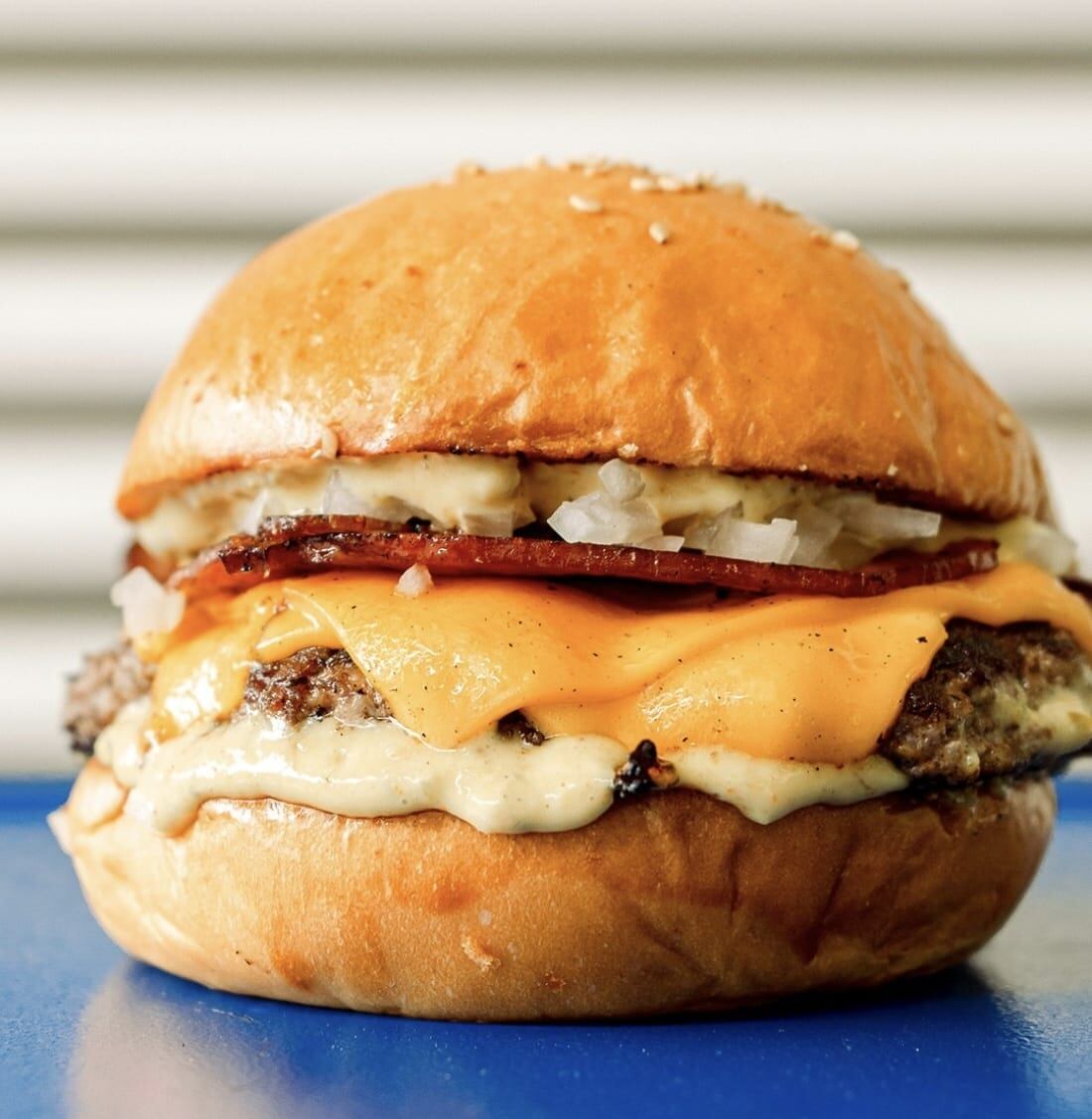 La cheese & Chong lleva arne de 120 gr, tocino ahumado, cebolla blanca, cheddar, salsa Chong.