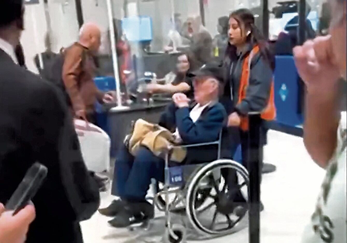 El expresidente Pedro Pablo Kuczynski llegó al aeropuerto en silla de ruedas.