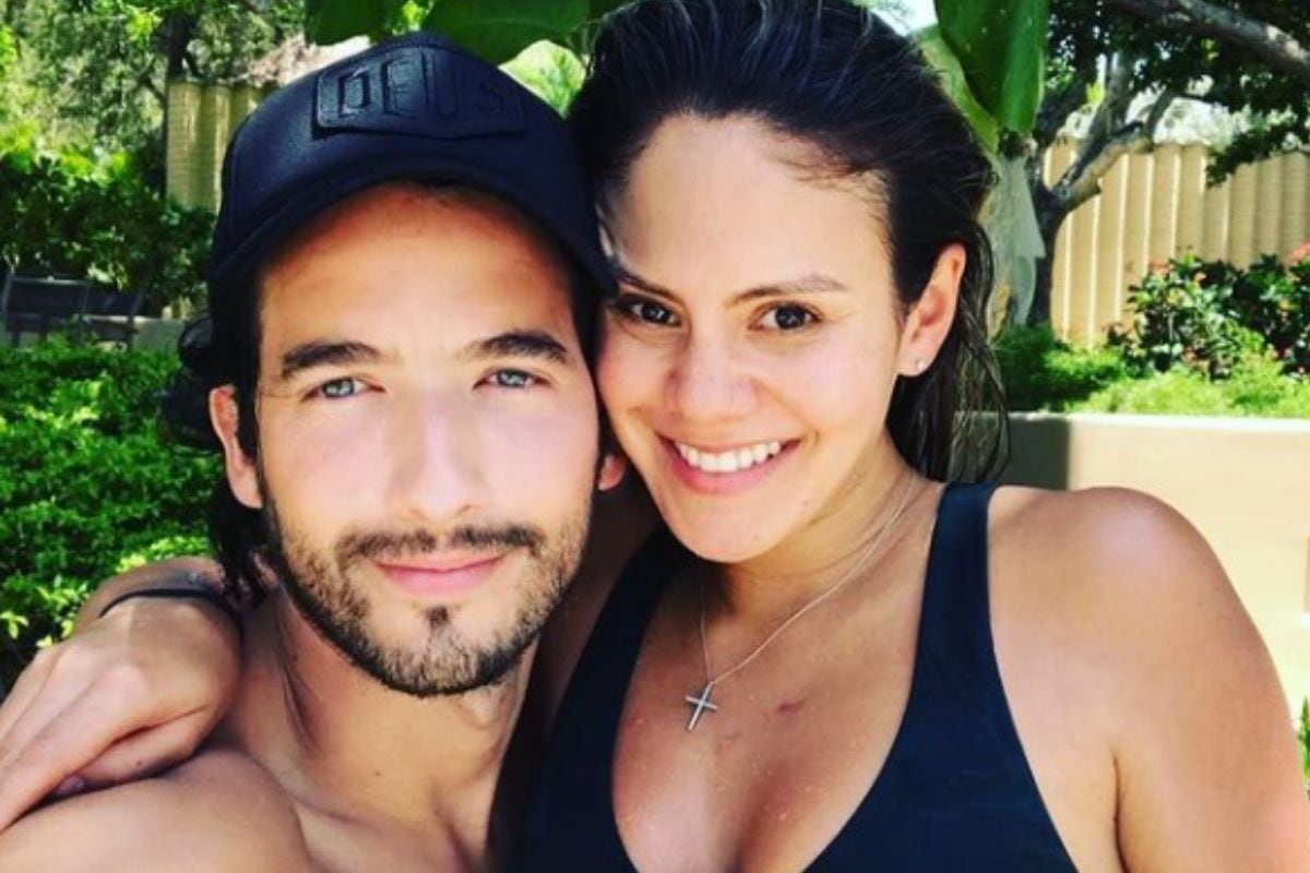 El actor Carlos Torres y su novia, posan en sus días de vacaciones por la playa (Foto: Carlos Torres/Instagram)