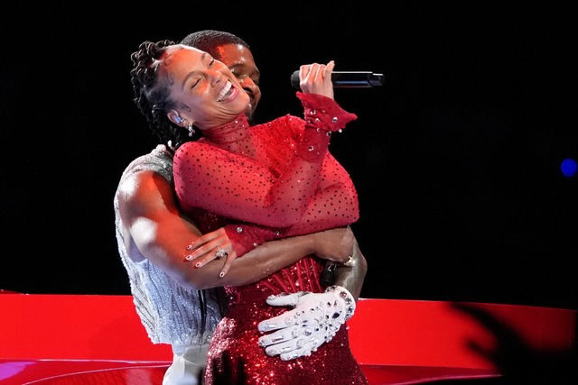 Usher y Alicia Keys (L) en el Apple Music halftime show del Super Bowl LVIII entre Kansas City Chiefs y San Francisco 49ers en el Allegiant Stadium de Las Vegas (Photo by TIMOTHY A. CLARY / AFP)