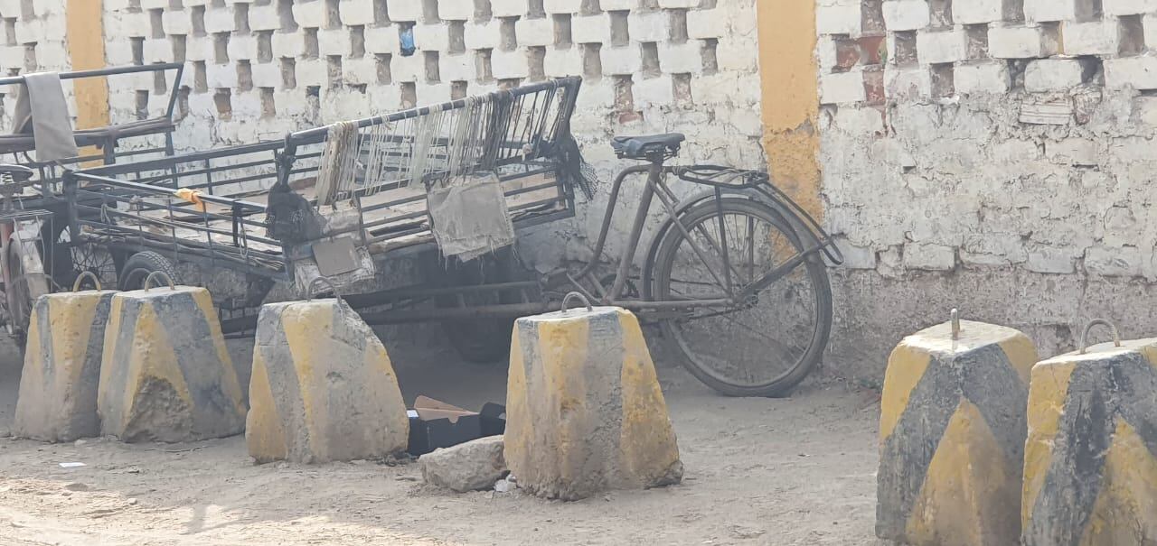 Un desconocido dejó una caja de cartón con una granada de guerra, cartuchos de dinamita y municiones en la puerta del penal de máxima seguridad Miguel Castro Castro. (foto: Mónica Rochabrum/Trome)