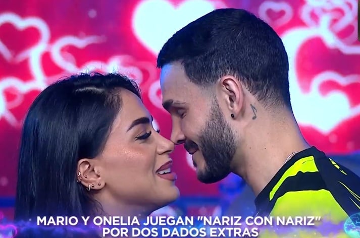 Mario Irivarren y Onelia Molina en coqueto juego de Esto es Guerra. (América)