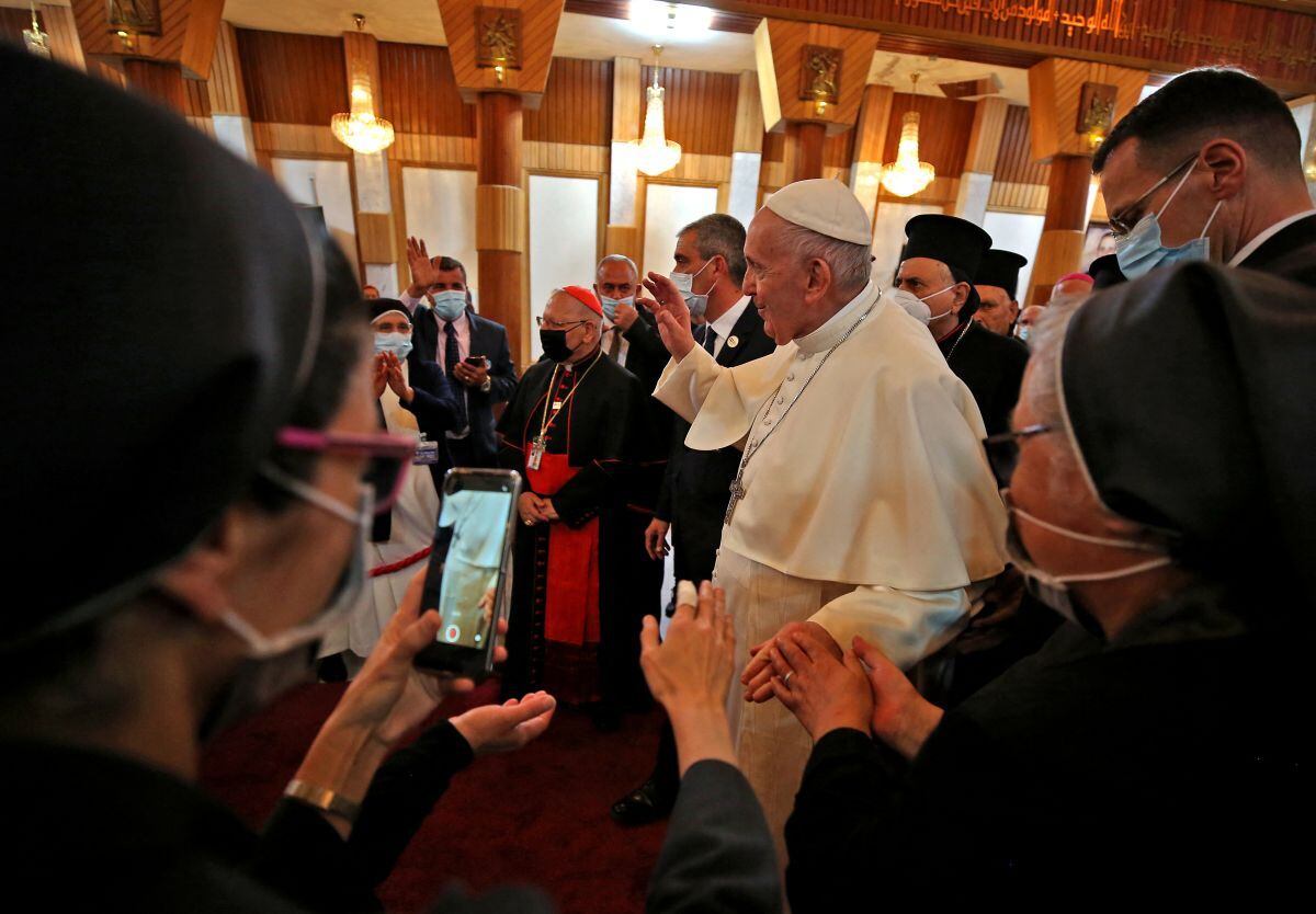 El papa Francisco saluda a monjas y clérigos a su llegada a una iglesia en la capital Bagdad, Irak, el 5 de marzo de 2021. (Texto y foto: AFP).